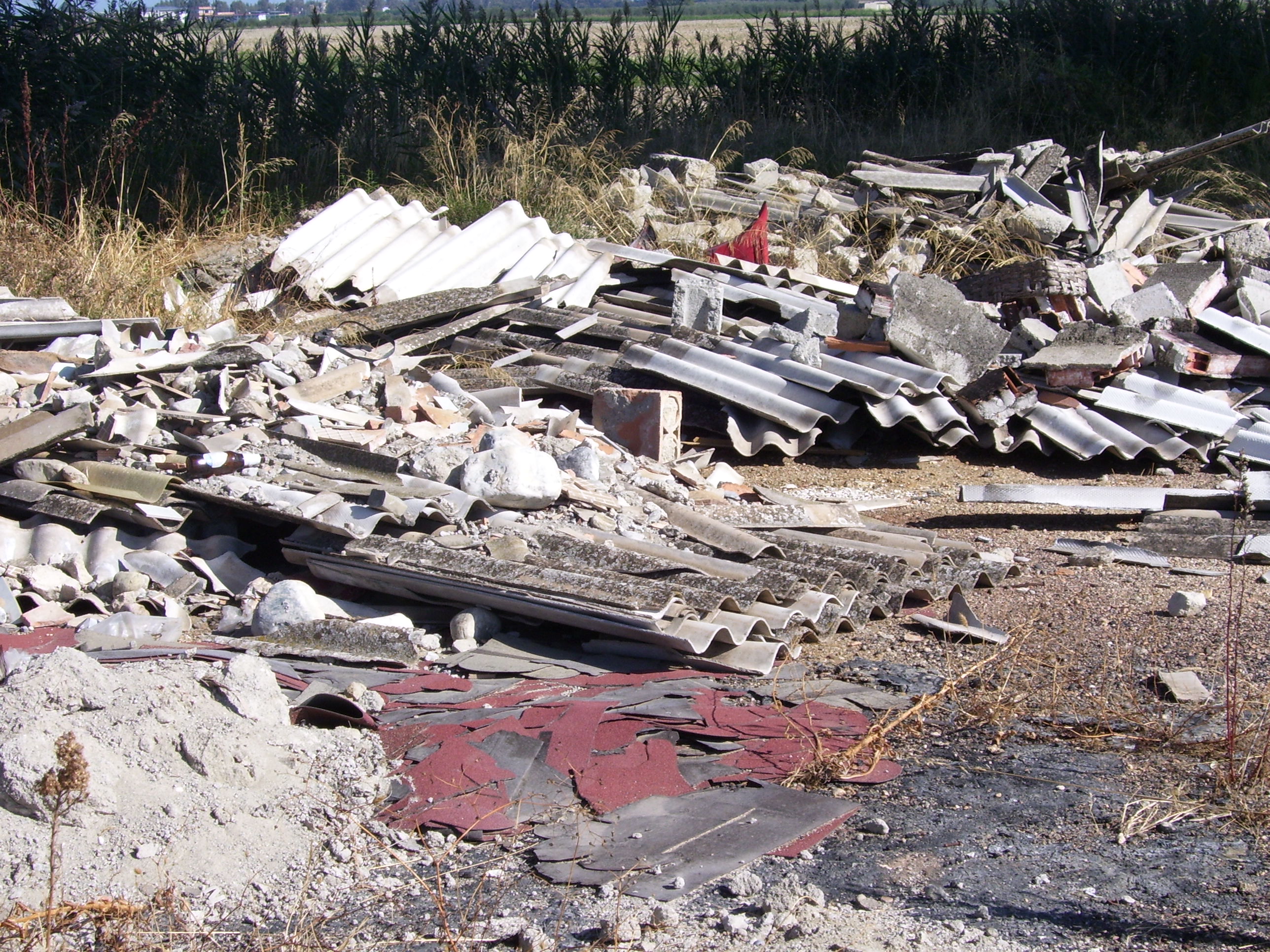 Un-esempio-di-discarica-abusiva-di-amianto