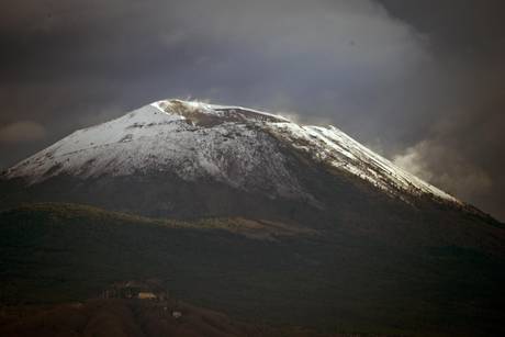 Maltempo: temperature più basse, Vesuvio imbiancato