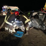 Auto sbanda e si schianta contro le barriere protettive. Conducente in ospedale. FOTO