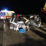 Auto sbanda e si schianta contro le barriere protettive. Conducente in ospedale. FOTO