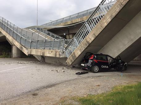 ++ Cavalcavia crolla su auto carabinieri, illesi militari ++