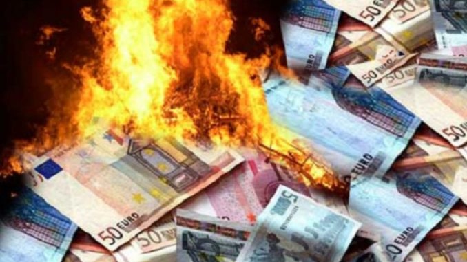 euro-soldi-bruciati-111215121555_big