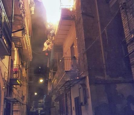 Incendio a Napoli, donna muore lanciandosi nel vuoto