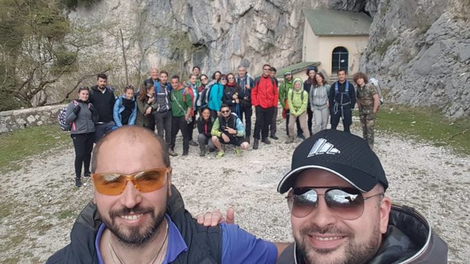 Foto di gruppo con Dino De Renzi 17-04-2017 Pasquetta con Hirpo grotta del SS Salvatore - Album per sito