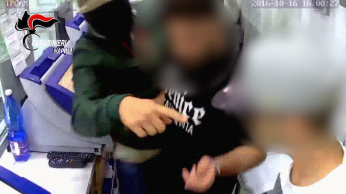 24.11.2017 - rapina sala scommesse chiaiano (2)