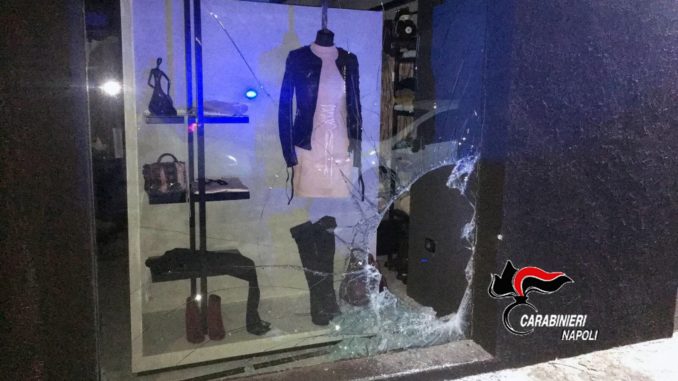 25.11.2017 - casoria spaccata negozio abbigliamento vetrina