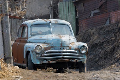 8763206-vecchia-auto-arrugginita-accanto-a-una-casa-povera-vladivostok-russia