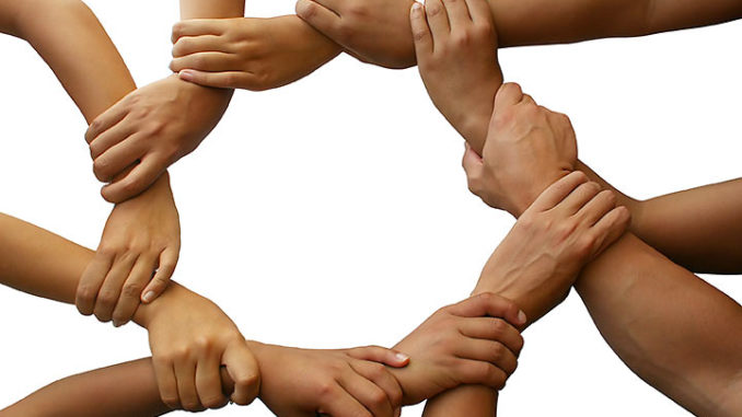 volontario-aiuto-prezioso-all-anziano