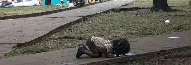 Argentina: bimba indigena beve pozzanghera, foto fa giro web