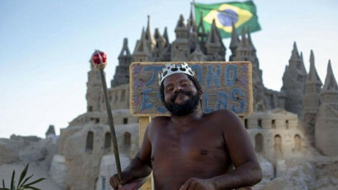 Uomo-che-vive-in-castello-di-sabbia