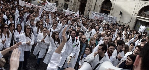 Manifestazione-specializzandi-1-2-520x245