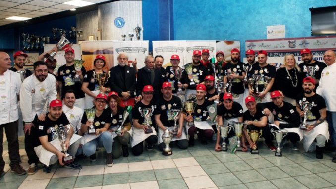 Gruppo di tutti i vincitori con le coppe IMG_1335