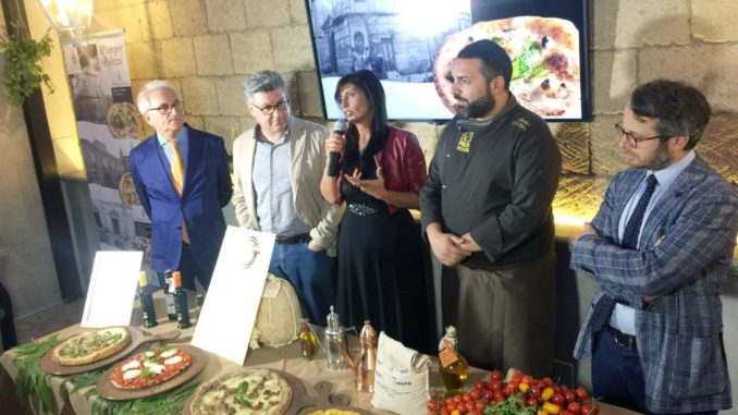 Presentazione delle 4 pizze con, dalla sinistra, Francesco Montanaro, Vincenzo Peretti, Brunella Cimadomo, Enrico Di Pietro e Marco Antonio Del Prete IMG_5487