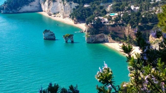 mattinata-baia-faraglioni-mare-gargano-735x400