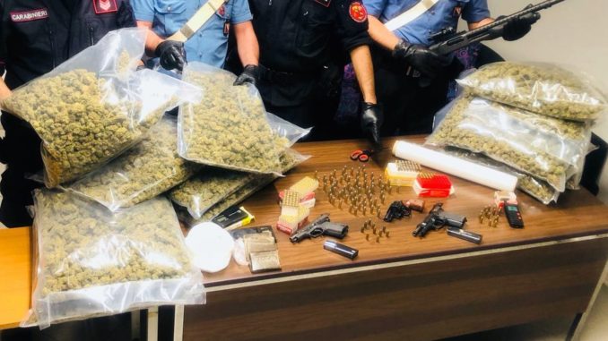 24.08.2018 - arsenale e pistola cellulare (1)