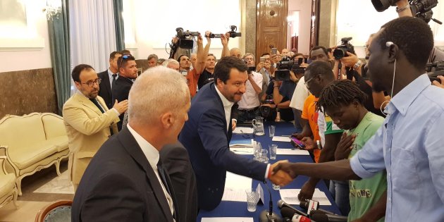 Braccianti morti: Salvini a migranti, aiutiamoci