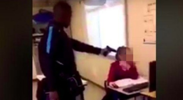 4052566_1506_alunno_punta_pistola_prof_edouard_branly_scuola_francia