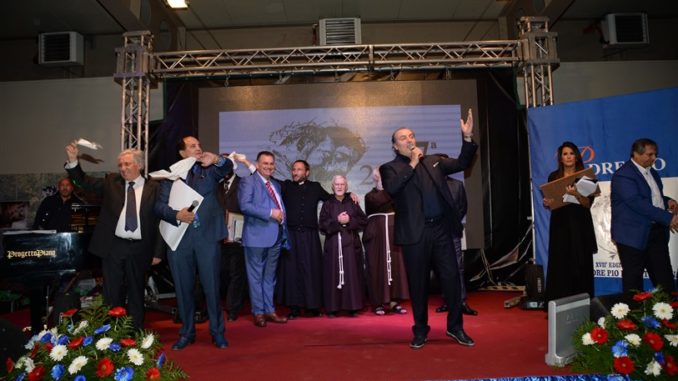 GICO mentre canta faro di luce (1)