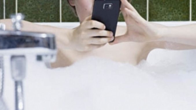 quattordicenne-e-morto-folgorato-mentre-ricaricava-il-cellulare-in-bagno_1881137