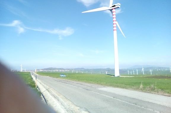 Torre di sostegno pale eoliche- distante dalla strada 70 passi - non vi erano cartelli di divieto di accesso, ma solo de (1)