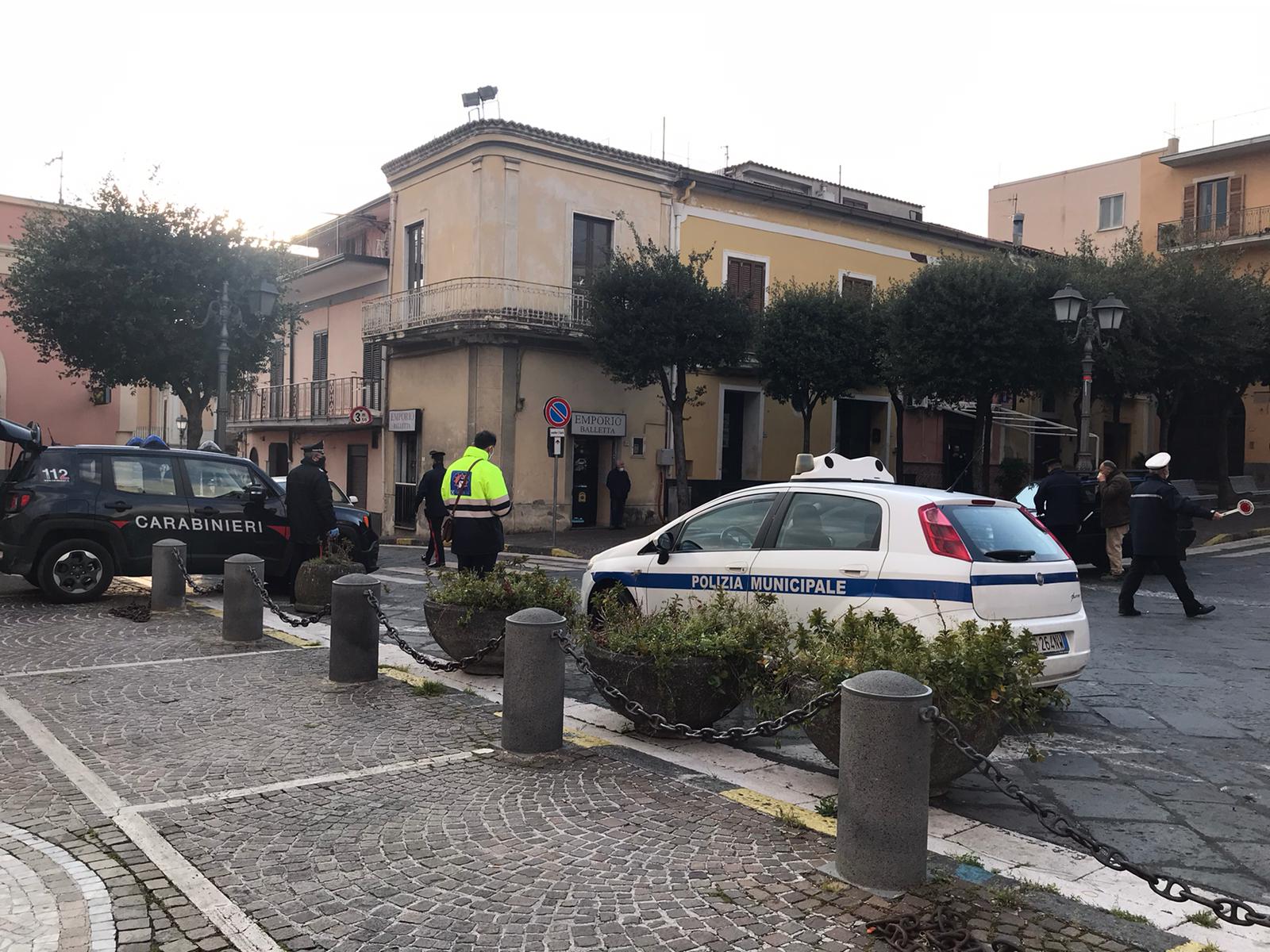AVELLA Posto Di Blocco In Piazza Di Carabinieri E Vigili Controllati 