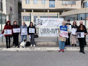 Animalisti in protesta a Salerno davanti alla fiera ornitologica
