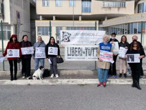 Animalisti in protesta a Salerno davanti alla fiera ornitologica