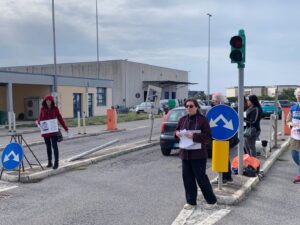 Animalisti in protesta a Salerno davanti alla fiera ornitologica