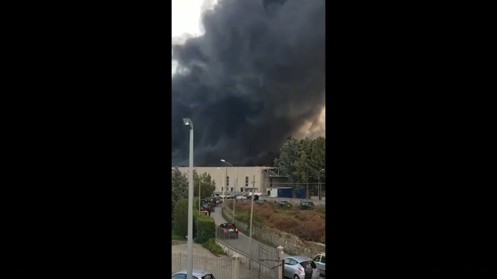 Disastro Ambientale. A fuoco fabbrica ad Airola, immensa nube tossica invade i cieli tra le province di AV NA CE