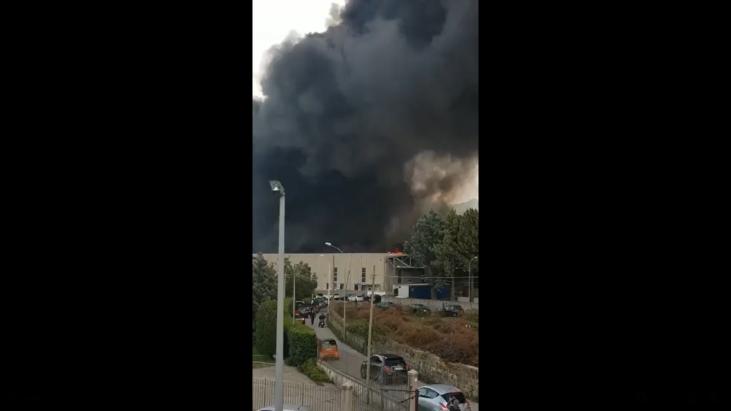 Disastro Ambientale. A fuoco fabbrica ad Airola, immensa nube tossica invade i cieli tra le province di AV NA CE