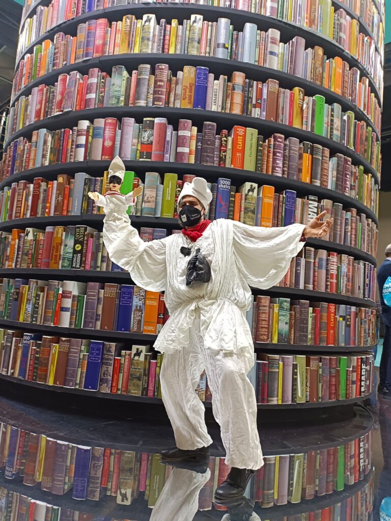 Angelo Iannelli protagonista al Salone del Libro di Torino con Pulcinella Presentazione dei due libri pandemici alla fiera editoriale