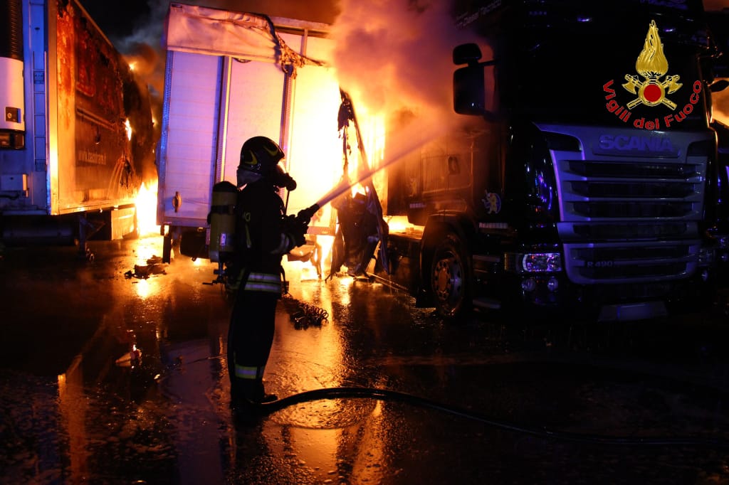 IRPINIA.  A fuoco deposito di autoarticolati, ingenti danni