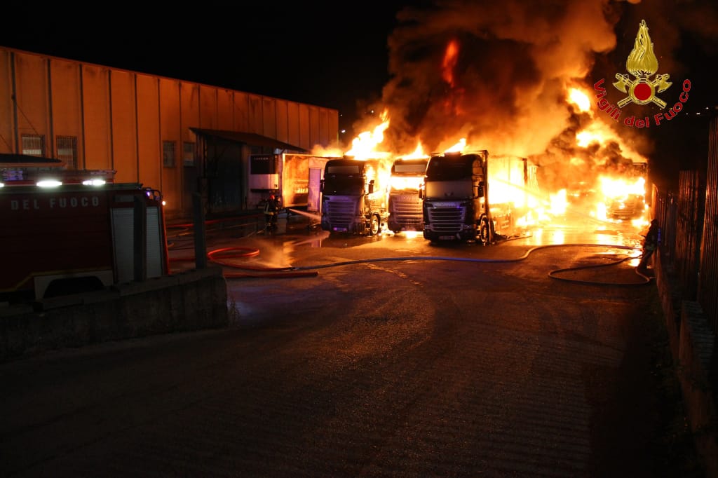 IRPINIA.  A fuoco deposito di autoarticolati, ingenti danni