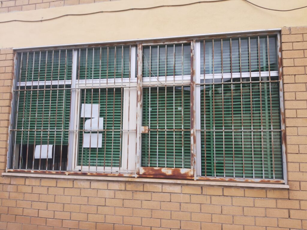 AVELLA. Scuole, i genitori della Primaria danno una “lezione” agli amministratori. Donate tende per riparare i propri figli dal sole