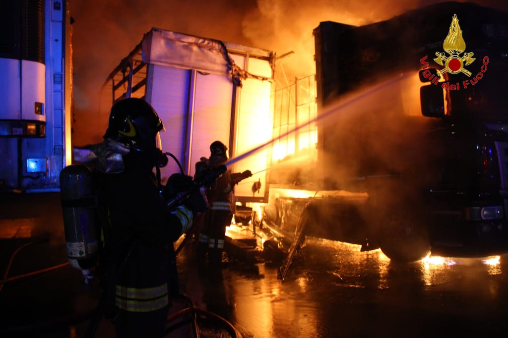 IRPINIA.  A fuoco deposito di autoarticolati, ingenti danni