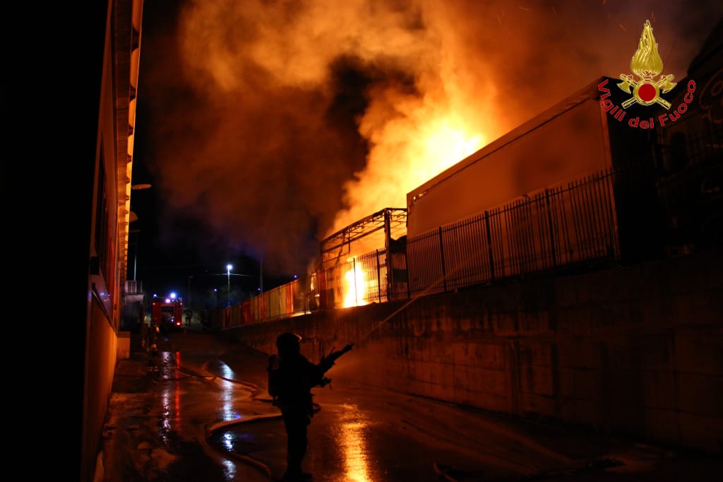 IRPINIA.  A fuoco deposito di autoarticolati, ingenti danni