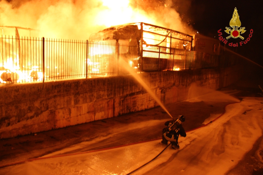 IRPINIA.  A fuoco deposito di autoarticolati, ingenti danni