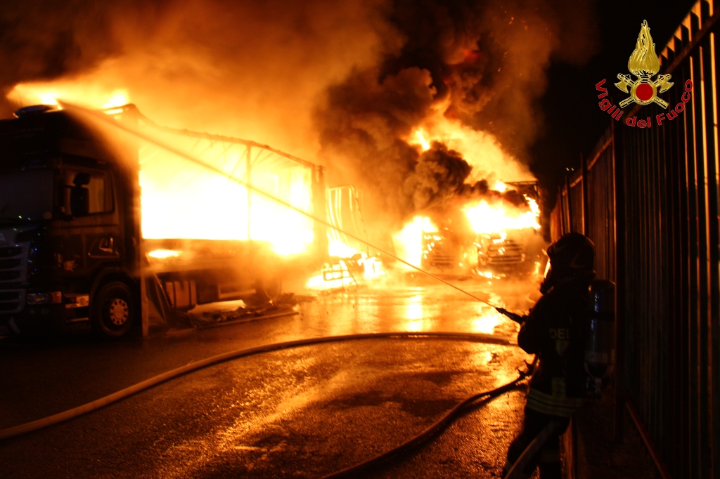 IRPINIA.  A fuoco deposito di autoarticolati, ingenti danni