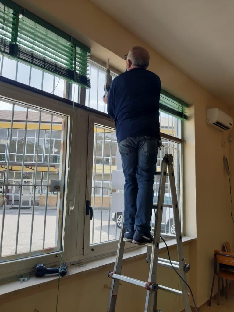 AVELLA. Scuole, i genitori della Primaria danno una “lezione” agli amministratori. Donate tende per riparare i propri figli dal sole AVELLA. Scuole, i genitori della Primaria danno una “lezione” agli amministratori. Donate tende per riparare i propri figli dal sole