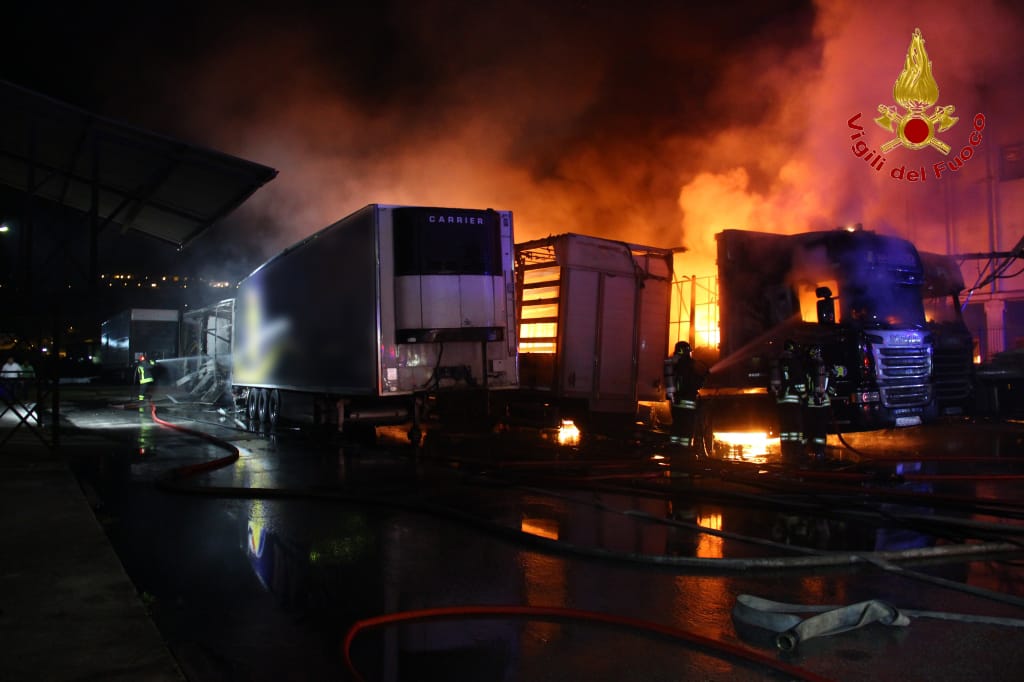 IRPINIA.  A fuoco deposito di autoarticolati, ingenti danni