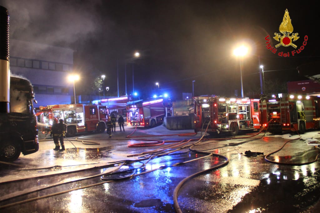 IRPINIA.  A fuoco deposito di autoarticolati, ingenti danni