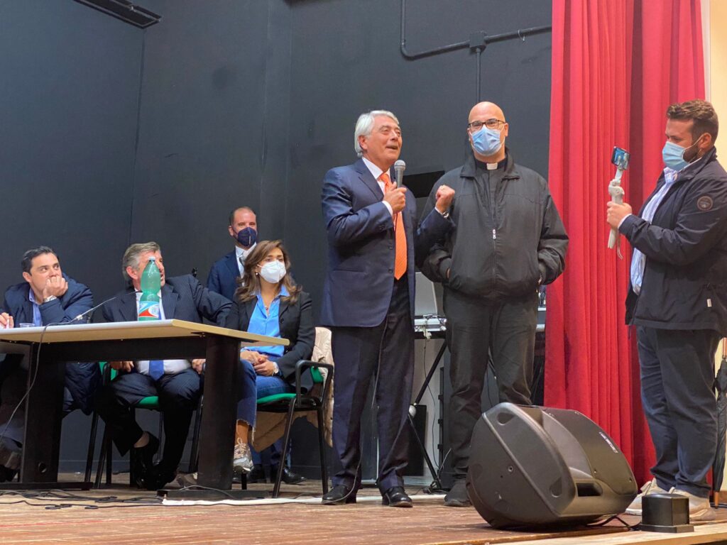 AVELLA. E andato in scena al teatro Biancardi il primo consiglio comunale con sindaco Vincenzo Biancardi. Foto e Video