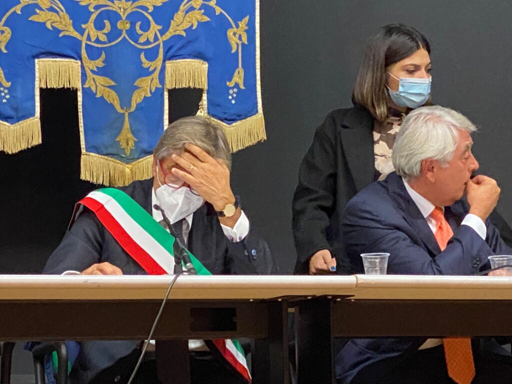 AVELLA. E andato in scena al teatro Biancardi il primo consiglio comunale con sindaco Vincenzo Biancardi. Foto e Video