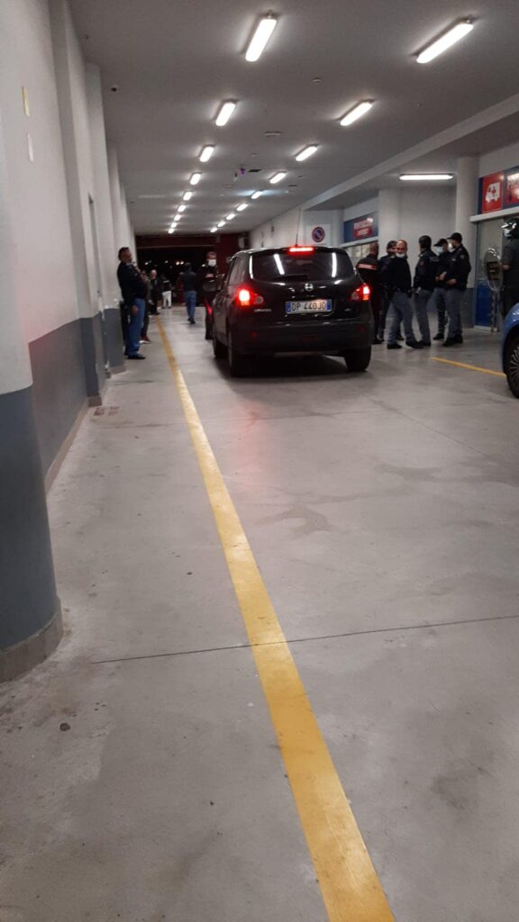 Portate il cadavere in ospedale, in 150 obbligano l’ambulanza a procedere fuori dai protocolli fino all’ospedale del mare.