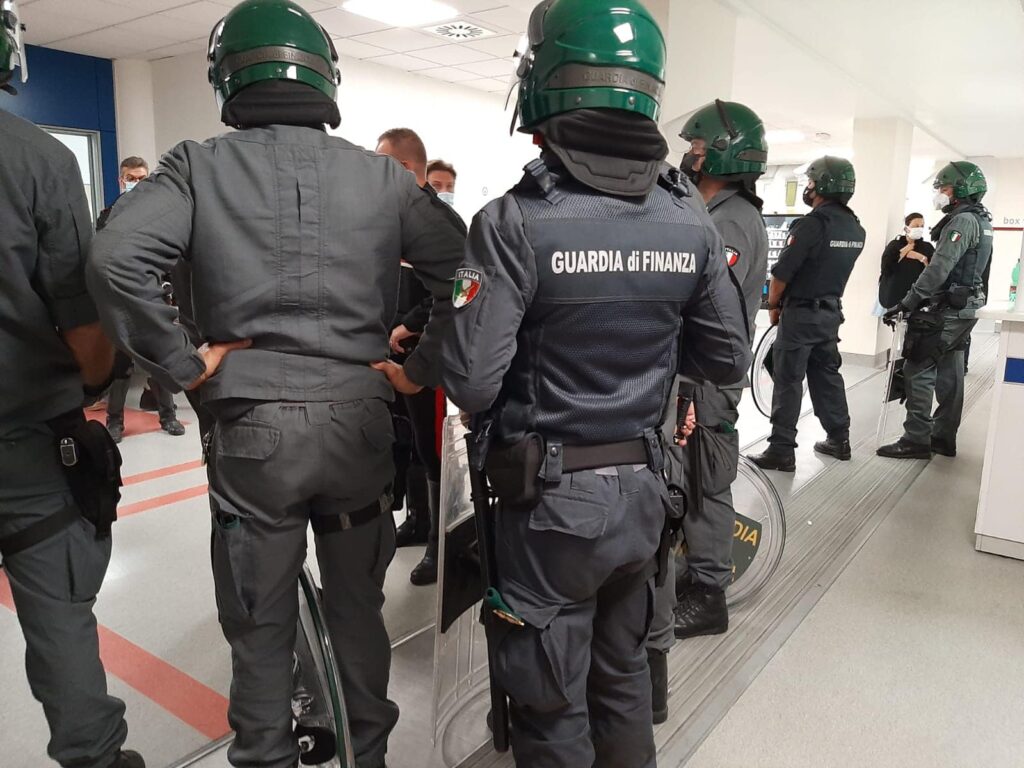 Portate il cadavere in ospedale, in 150 obbligano l’ambulanza a procedere fuori dai protocolli fino all’ospedale del mare.