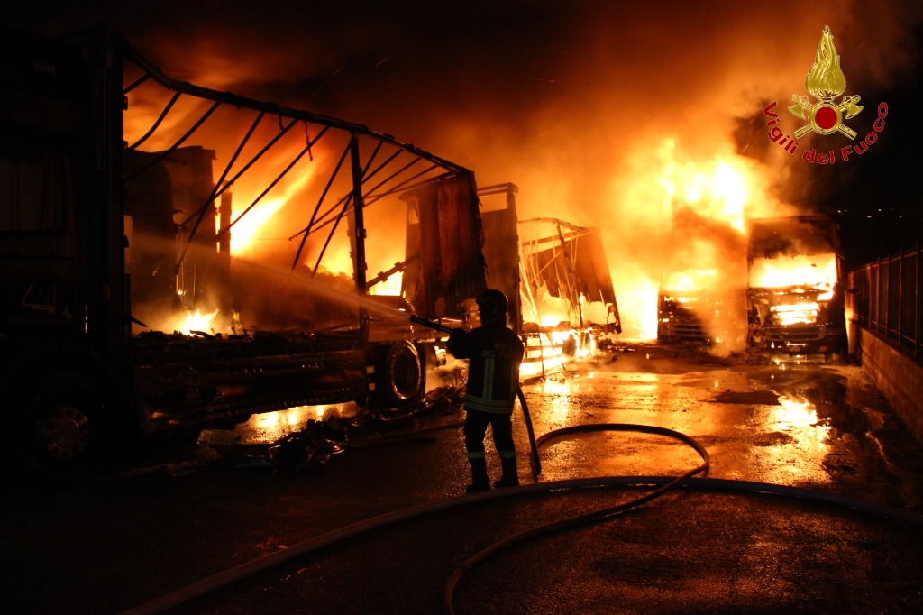 IRPINIA.  A fuoco deposito di autoarticolati, ingenti danni