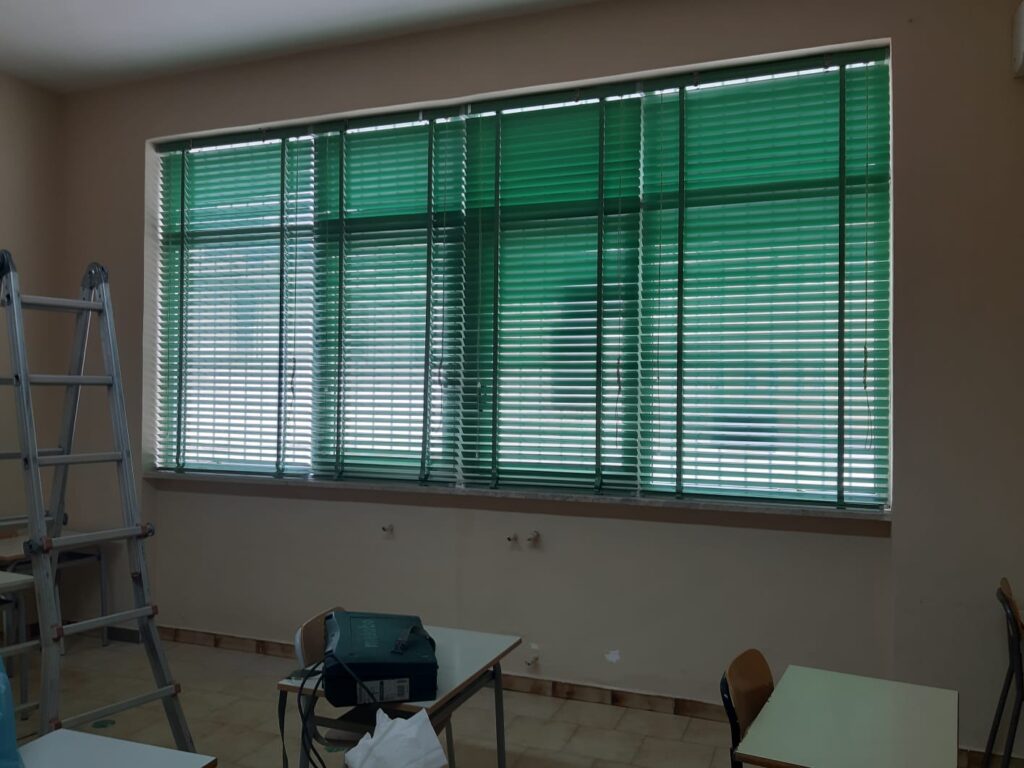 AVELLA. Scuole, i genitori della Primaria danno una “lezione” agli amministratori. Donate tende per riparare i propri figli dal sole