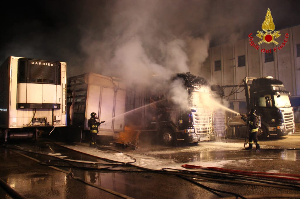 IRPINIA.  A fuoco deposito di autoarticolati, ingenti danni