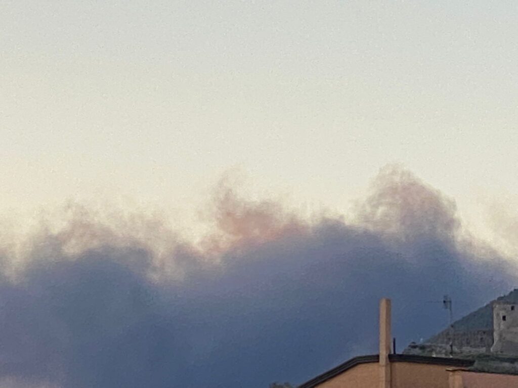 Disastro Ambientale. A fuoco fabbrica ad Airola, immensa nube tossica invade i cieli tra le province di AV NA CE