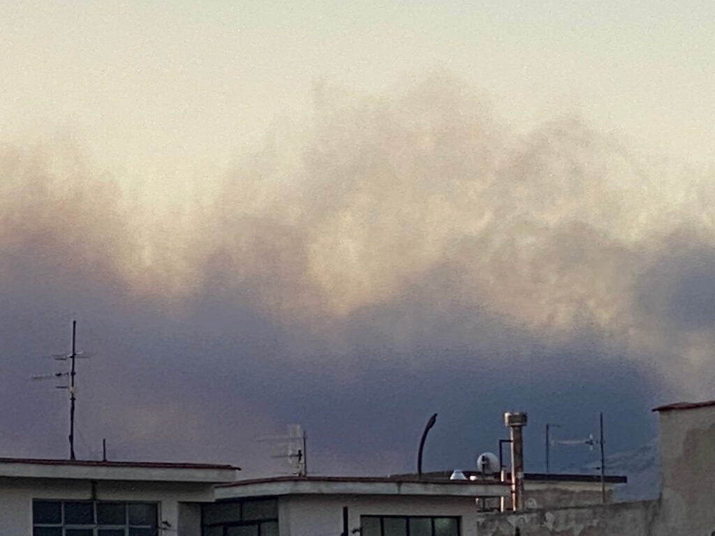 Disastro Ambientale. A fuoco fabbrica ad Airola, immensa nube tossica invade i cieli tra le province di AV NA CE